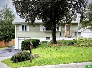 8721 Nicholas St, Omaha, NE 68114
