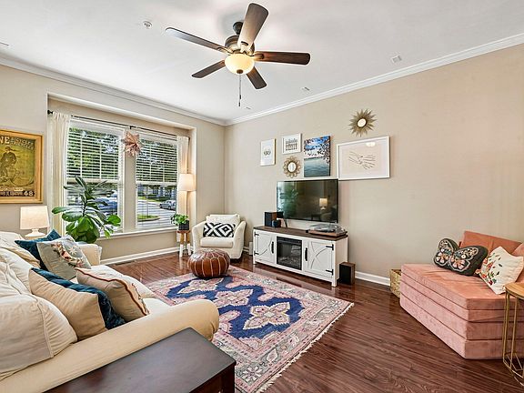 4th image of 134 S Camellia St
