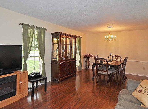 3rd image of 309 Narcissus St