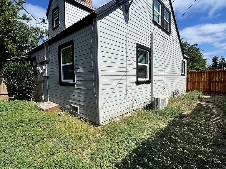 302 E Locust St — Photo 15