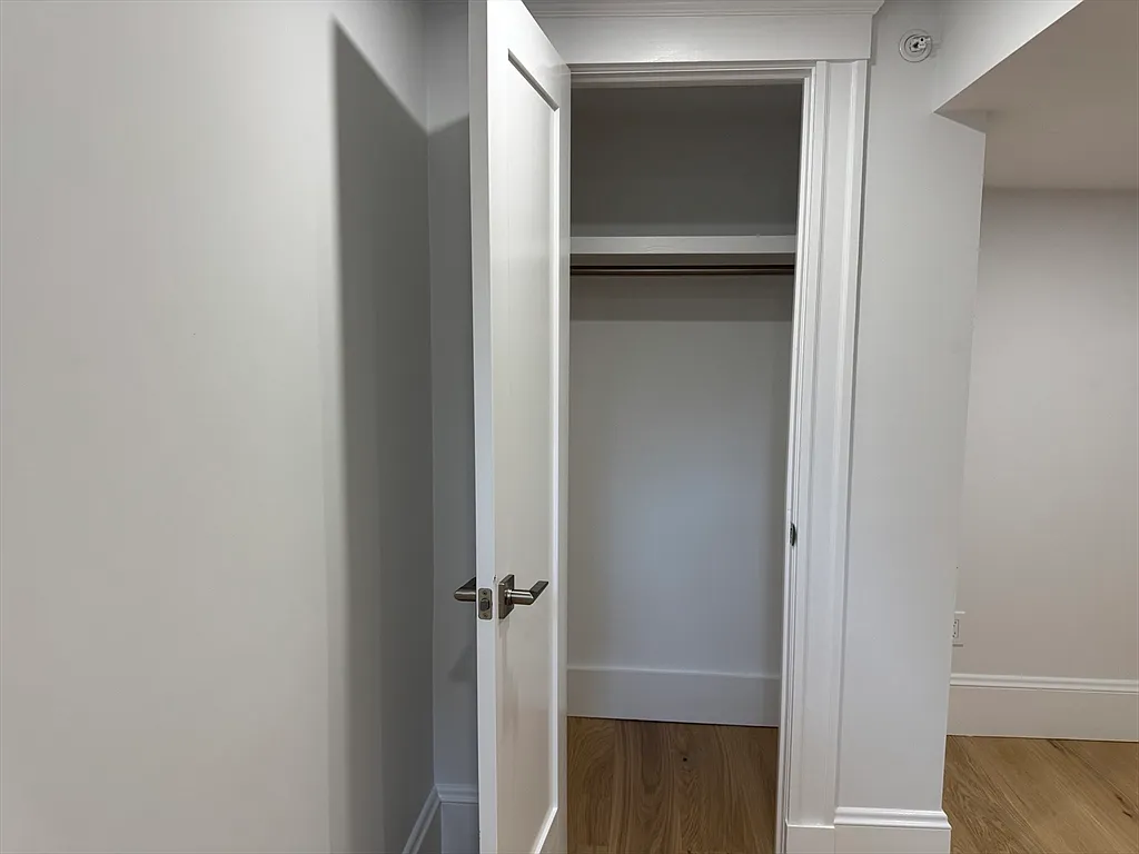 2 bed, 1.0 bath, 985 sqft, $3,500 — Photo 4