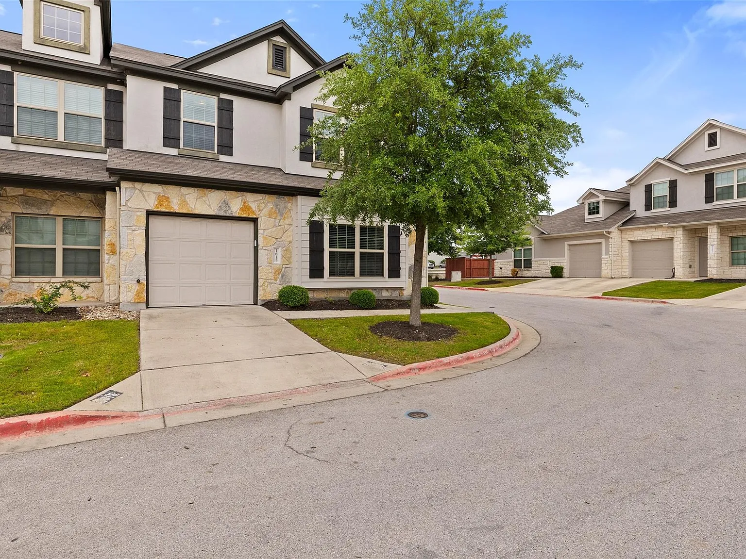 3 bed, 2.5 bath, 1753 sqft, $2,100 — Photo 3