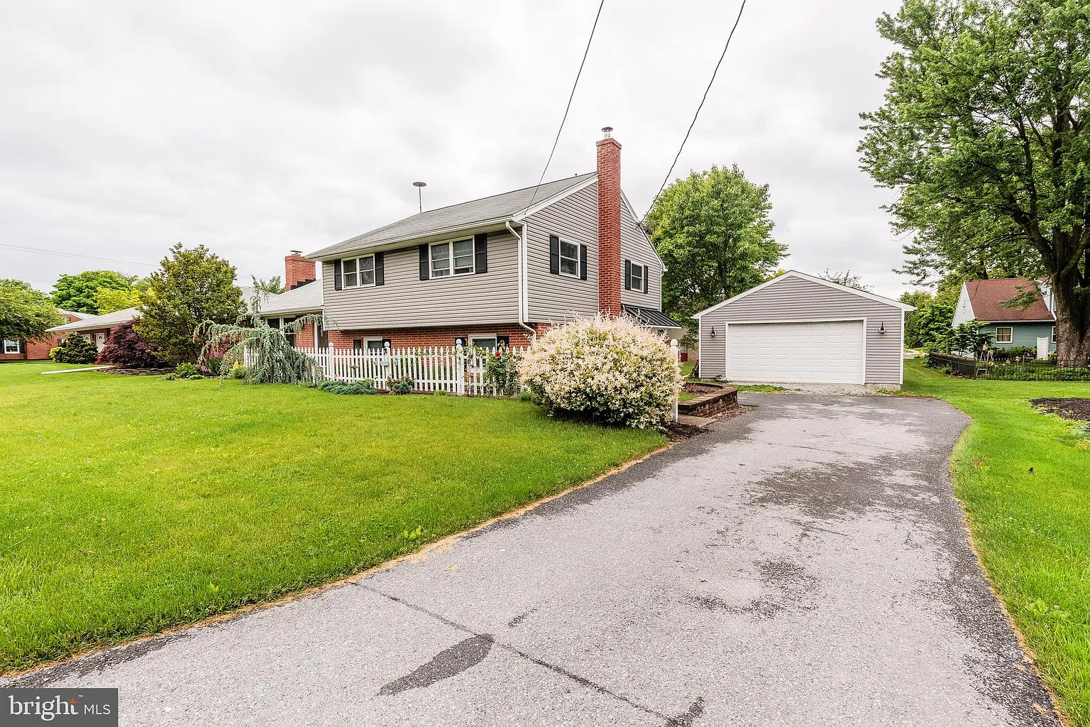 63 Rose Ave photo 1