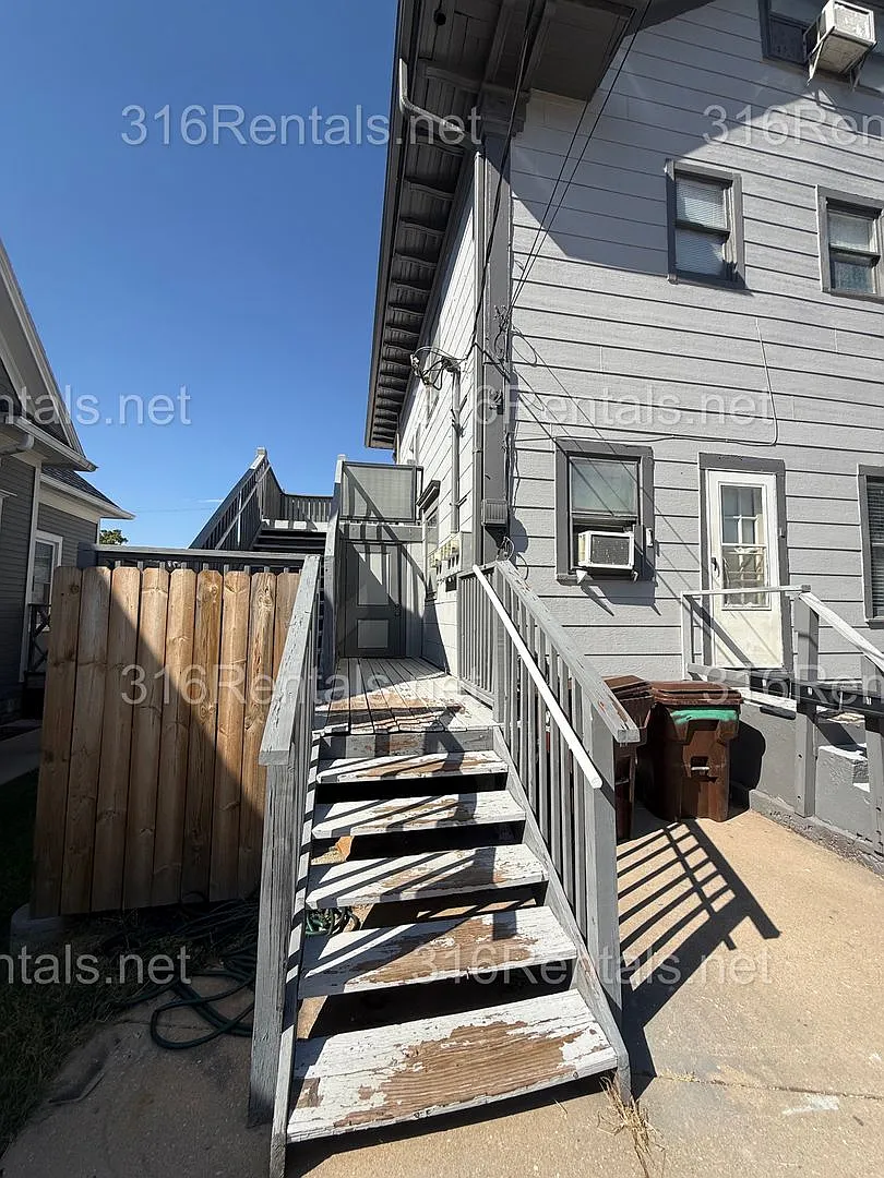 $550 - Upstairs Studio Apartment — Photo 1