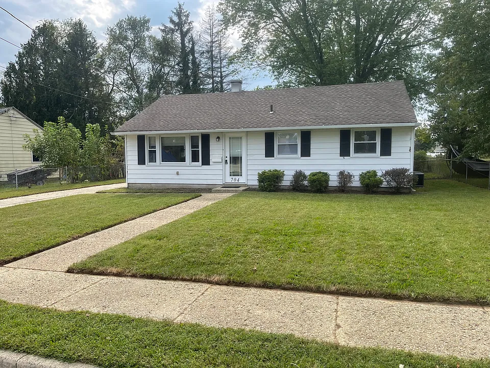 704 N Main St