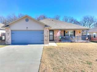 827 Twin Lakes Dr, Noble, OK 73068
