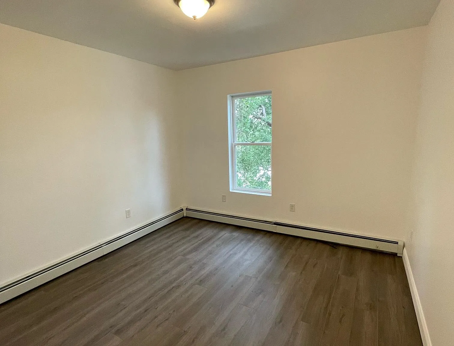 3 bed, 1000 sqft, $2,400 — Photo 3
