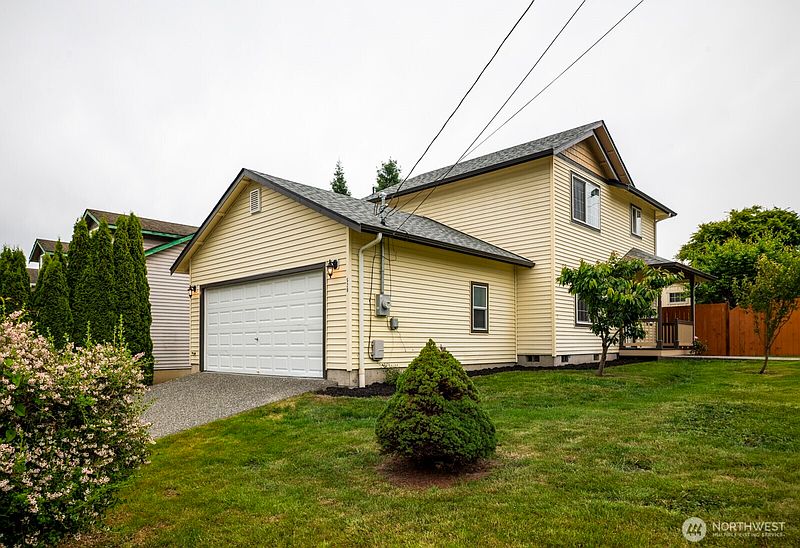 2nd image of 520 N Laventure Road
