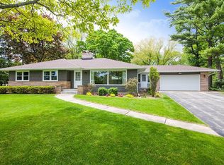 W163 Hillendale Dr, Oconomowoc, WI 53066