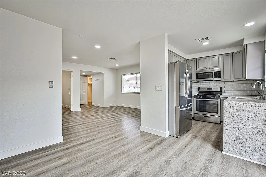 3 bed, 2.0 bath, 1068 sqft, $1,750 — Photo 2