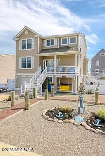 4 bed, 3.5 bath, 2132 sqft, $9,500 — Photo 2