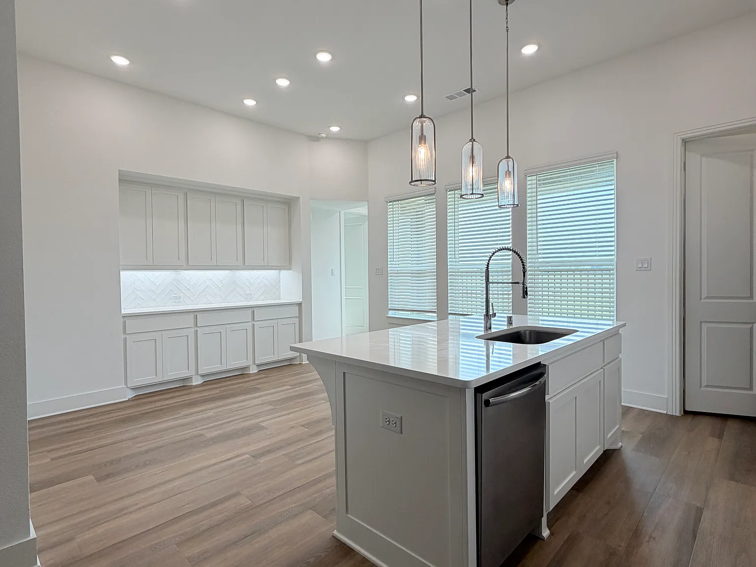 3 bed, 1645 sqft, $2,300 — Photo 3