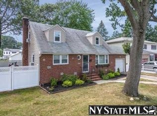 2574 7th St, East Meadow, NY 11554