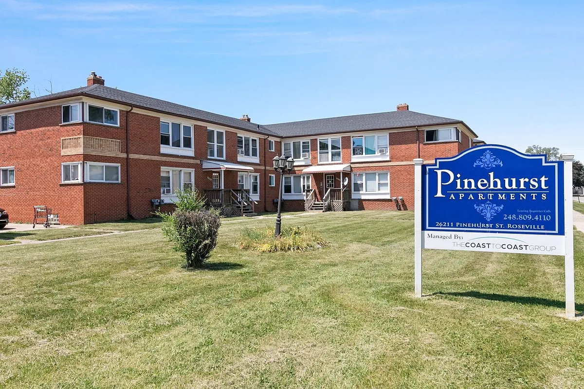 Building Photo - Pinehurst Manor
