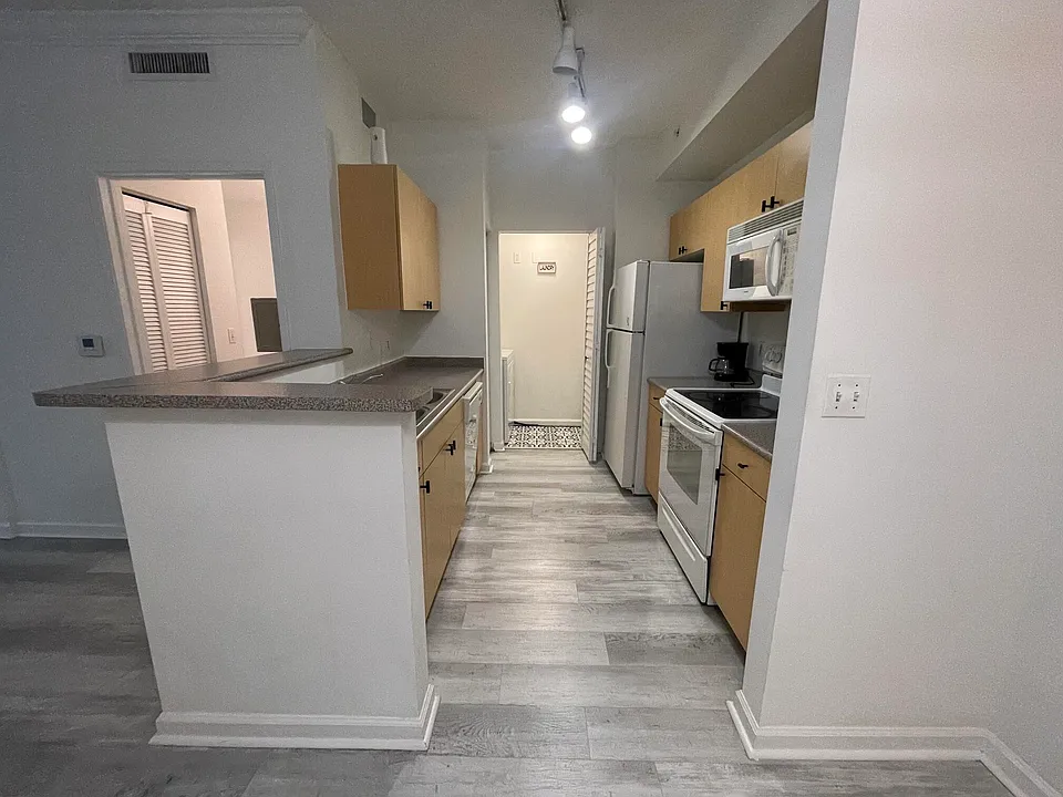 1919 Van Buren St #109A