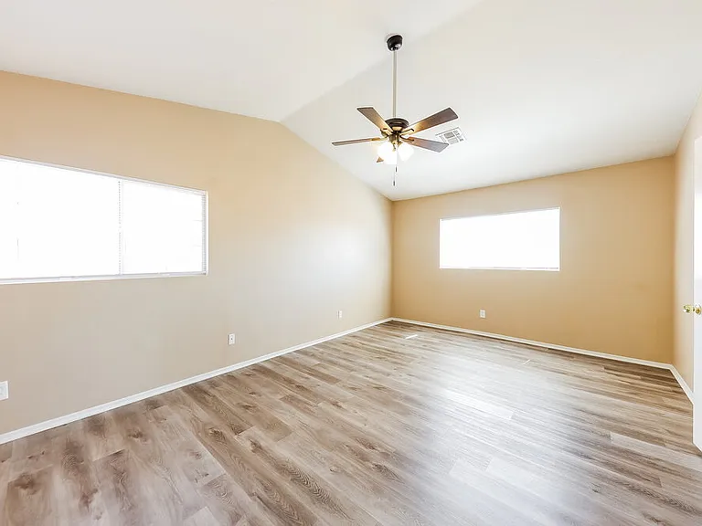 8015 W Laurel Ln — Photo 9