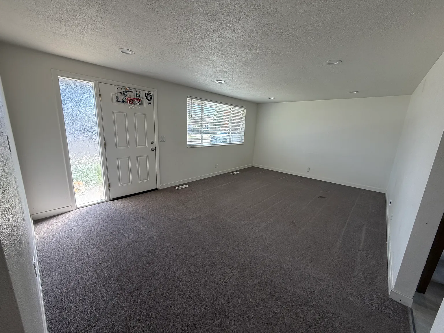 4 bed, 1988 sqft, $2,300 — Photo 2