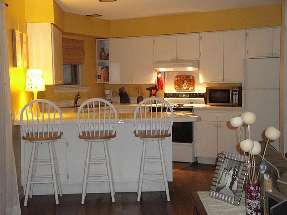 Practical kitchen with breakfast bar. (Stools stay with the house)