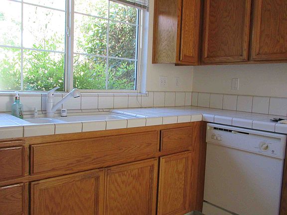 Sunny, ample kitchen with automatic dishwasher and gas stove. Beautiful oakwood cabinets!