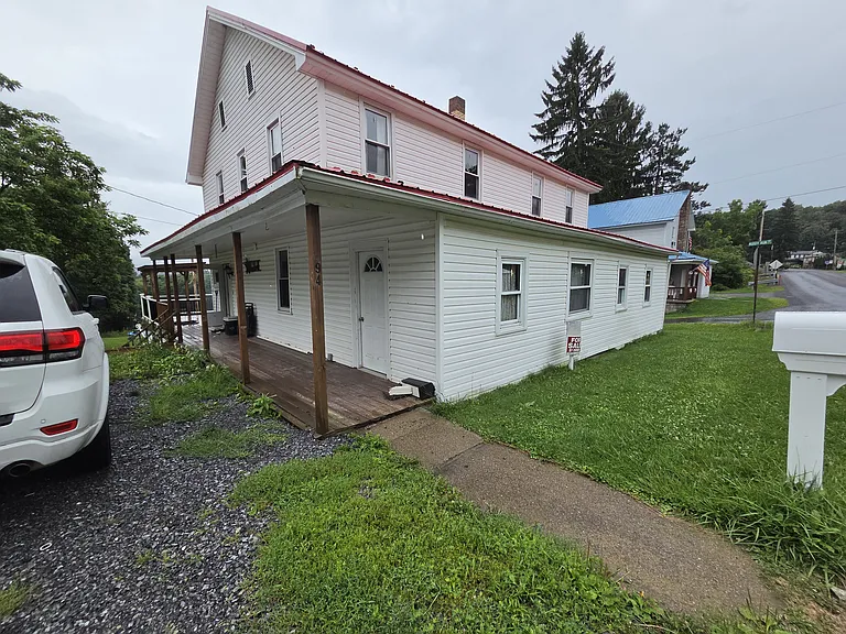 94 Cross Roads Blvd — Photo 1