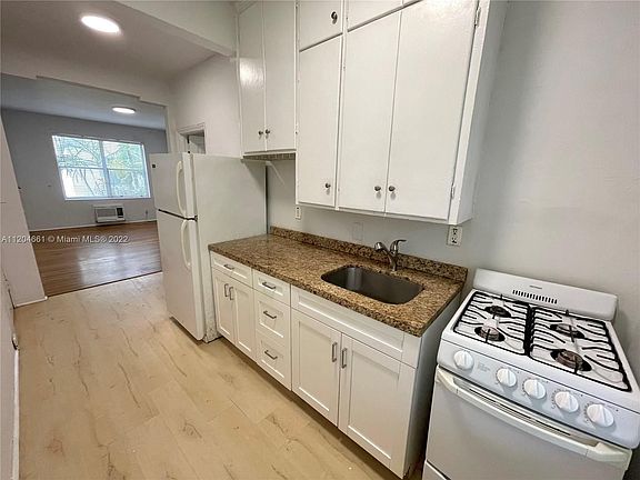 5th image of 1030 Jefferson Ave APT 8