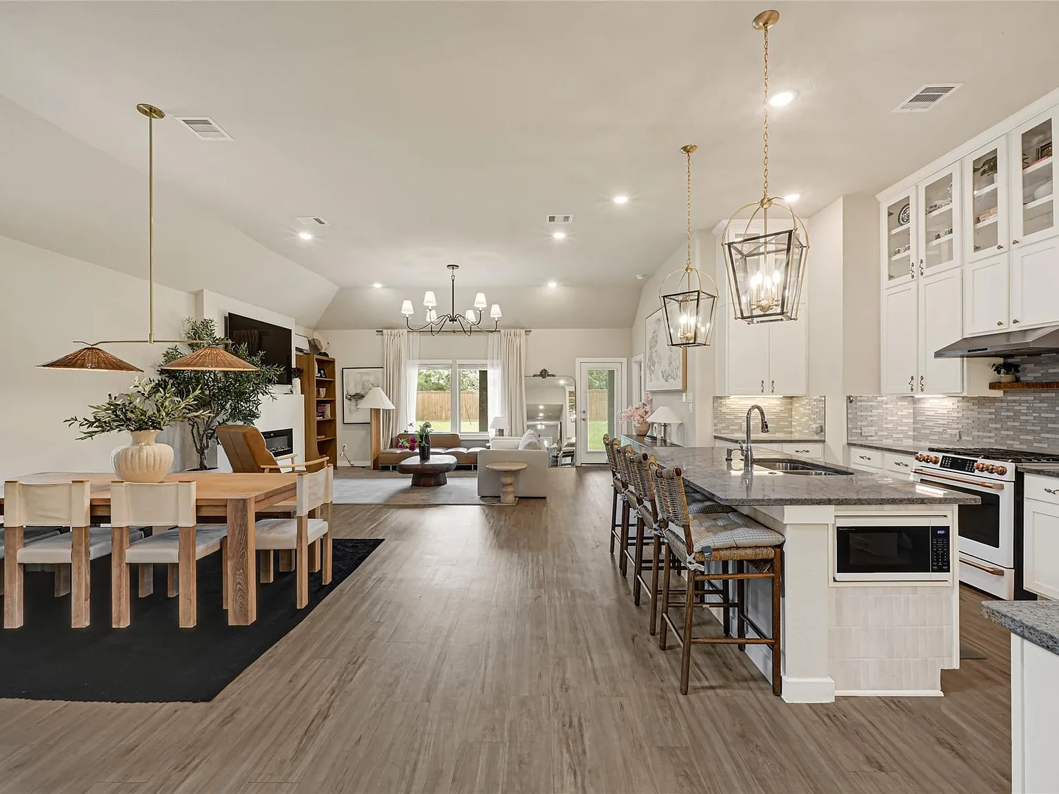4 bed, 3.0 bath, 2790 sqft, $3,700 — Photo 2