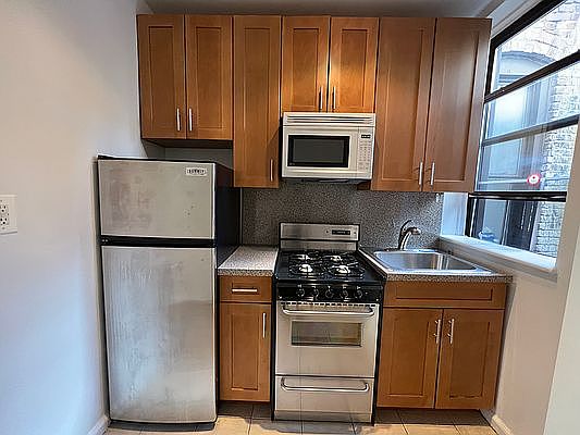 5th image of 204 W 98th St APT 4I