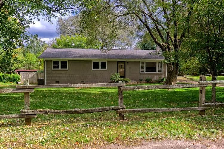 1st image of 10 Woodview Dr