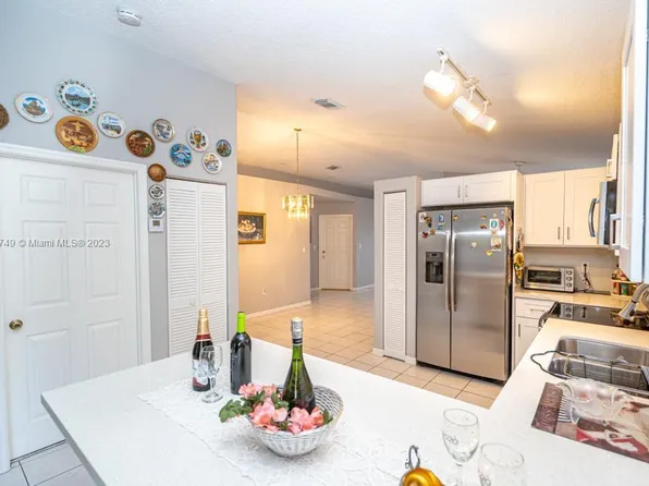 9801 NW 127th Ter, Hialeah Gardens, FL 33018