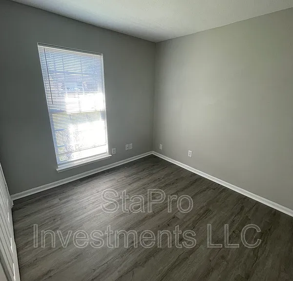 120 Village Pl — Photo 7
