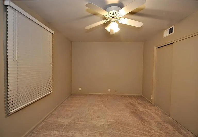 120 Jamestown Ct — Photo 11