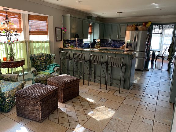3rd image of 3815 Carlton Dr