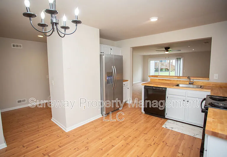 137 Brent Ct — Photo 9