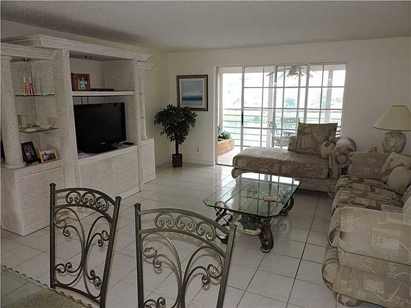 5th image of 111 SE 3rd Ave APT 407