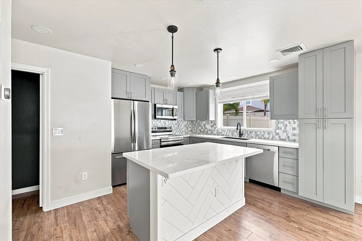 3 bed, 1152 sqft, $3,700 — Photo 4