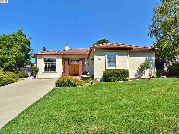 2nd image of 844 Genevieve Pl