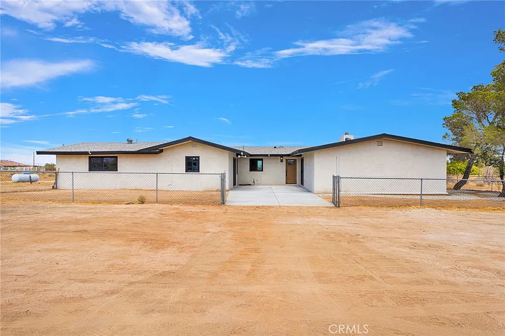 3 bed, 2327 sqft, $2,800 — Photo 1