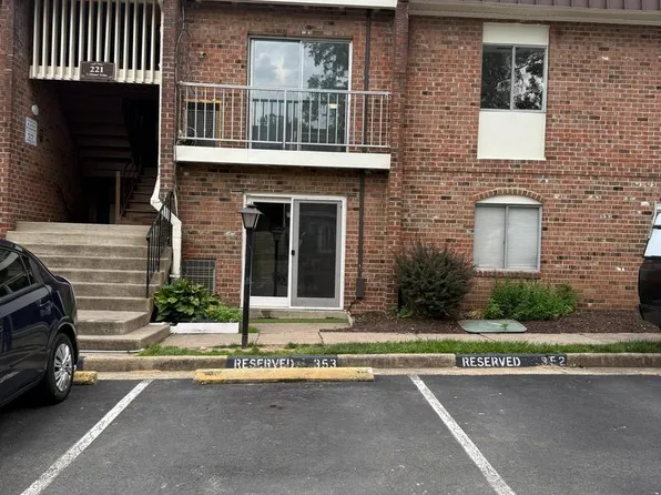 221 N Fillmore Ave Unit 6, Sterling, VA 20164