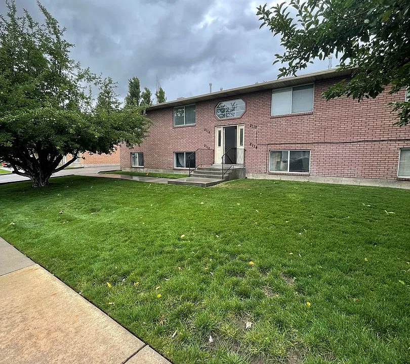 2112-2118 W 220 N