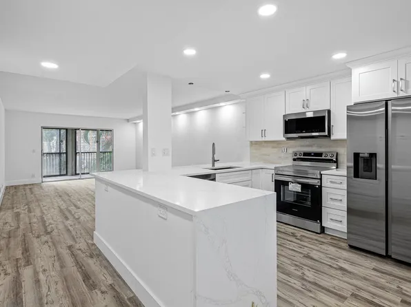 6585 Kensington Lane Apt 207, Delray Beach, FL 33446