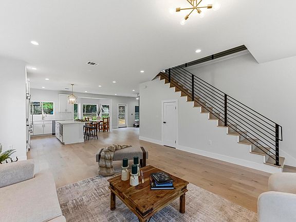 4th image of 13 Autumn Oaks Dr