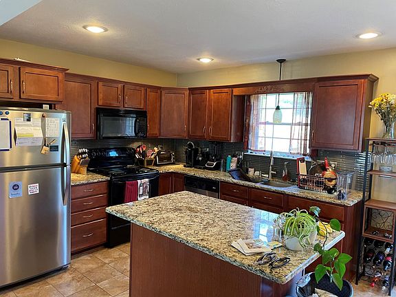 3rd image of 148 Windstone Dr
