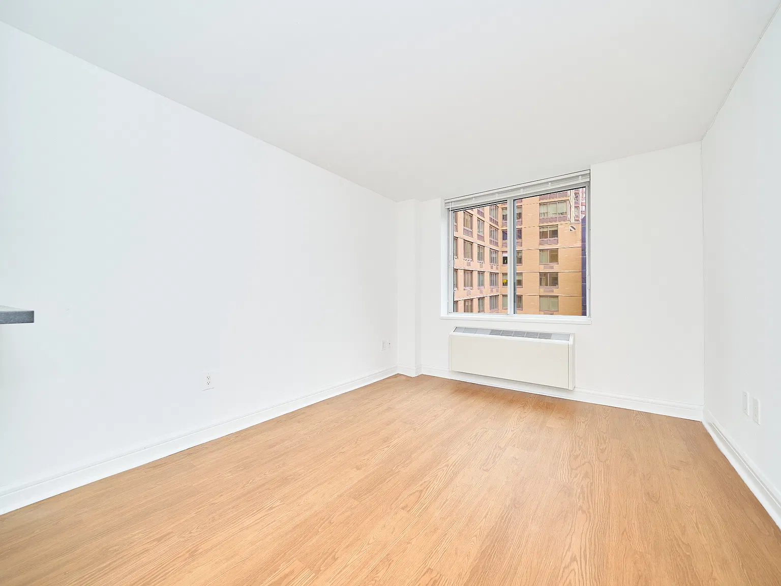 160 Riverside Boulevard — Photo 3