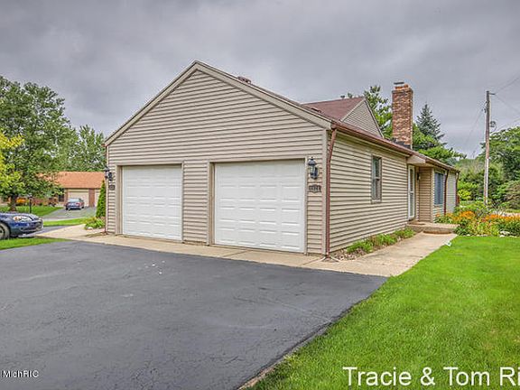 2nd image of 8824 Castle Hill Dr NE