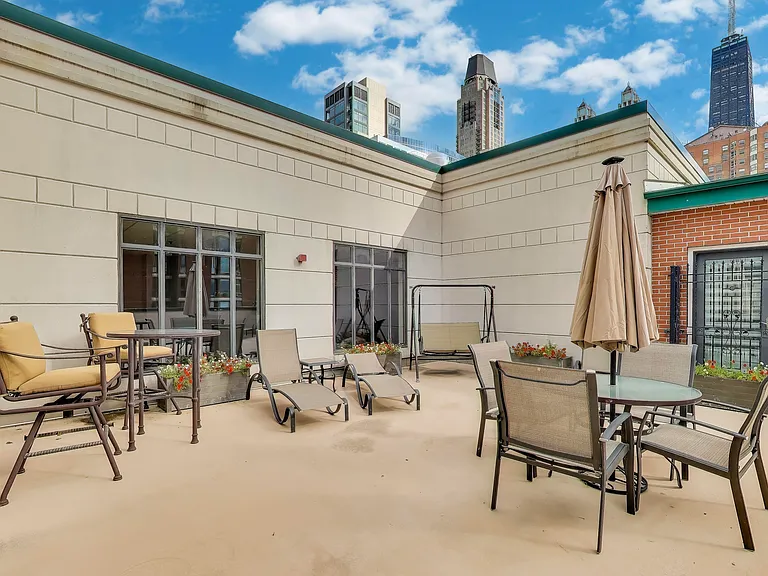 55 W Delaware Pl #217 — Photo 16