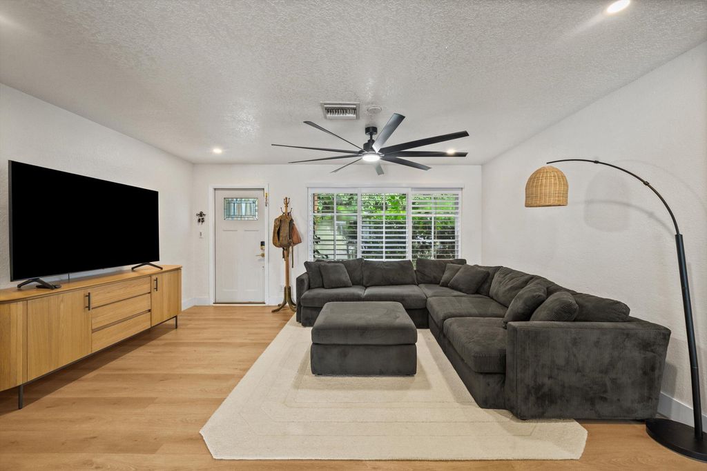160 SE 9TH Street, photo 5