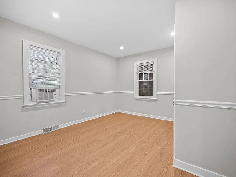 4 Thurston Ave — Photo 17
