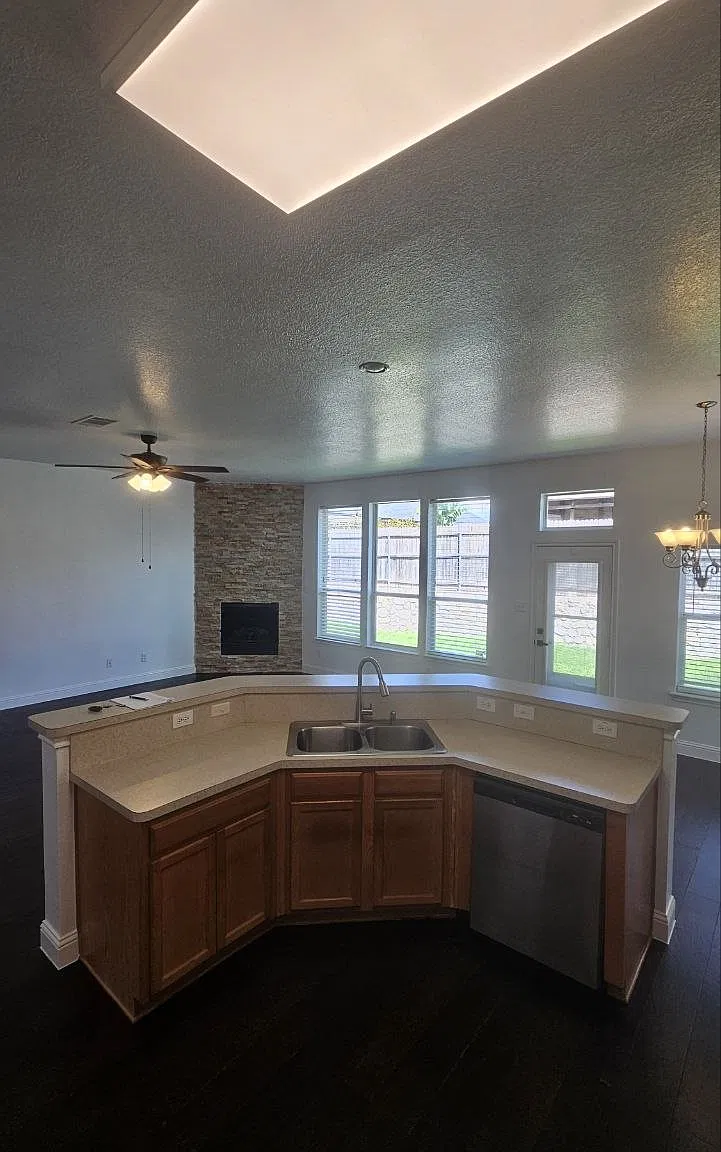 3 bed, 1845 sqft, $2,400 — Photo 2