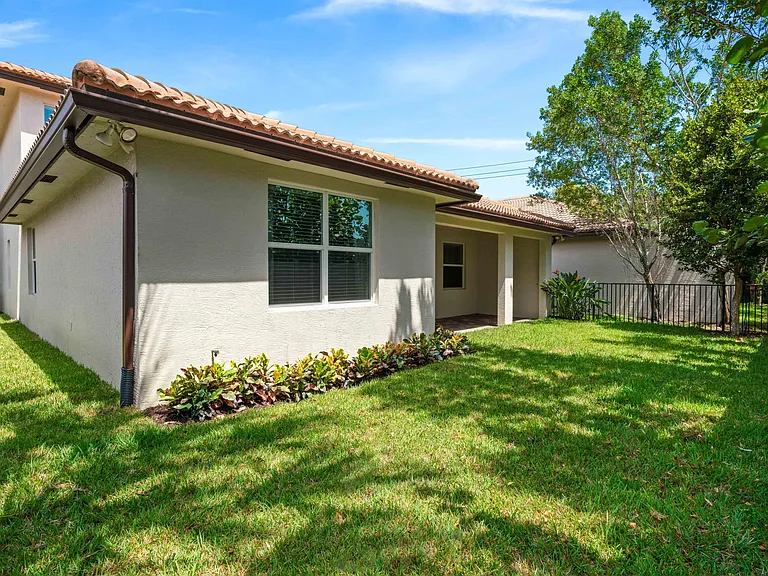7018 Limestone Cay Rd — Photo 46