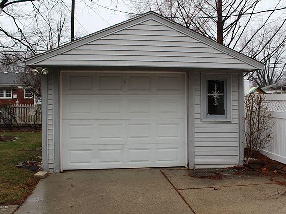 3rd image of 29707 Champine St
